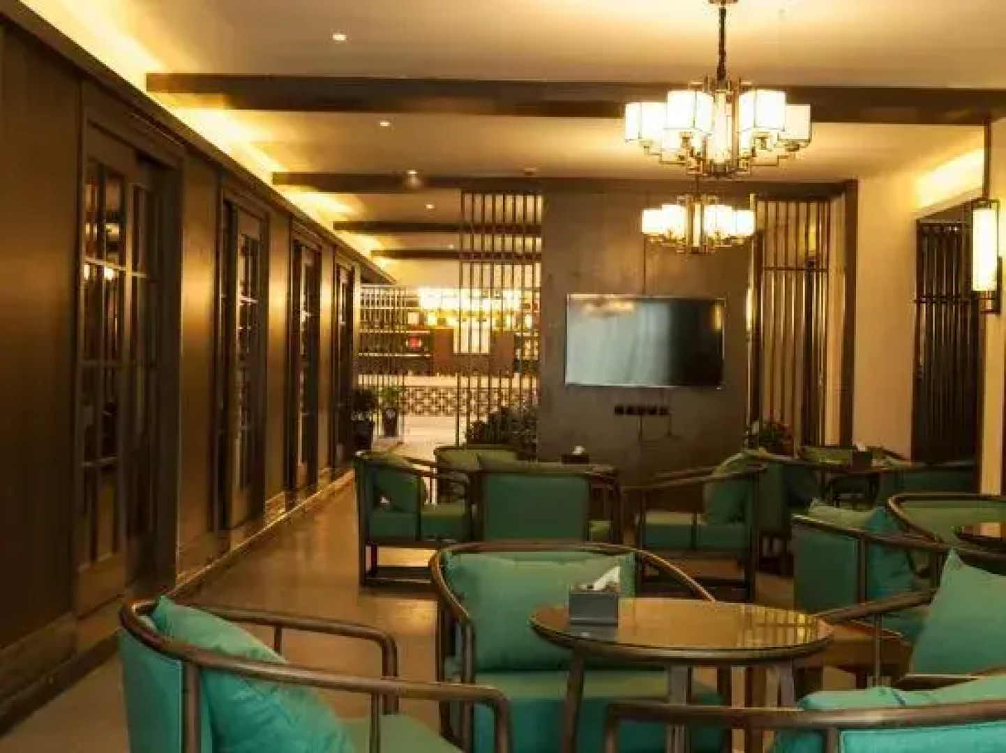 Rouhau White House Hotel