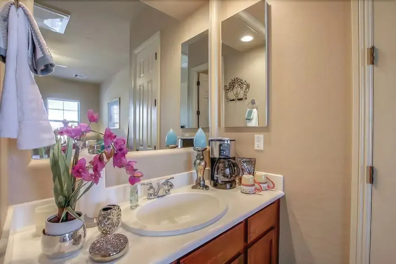 Elm St - 1 Br home by RedAwning