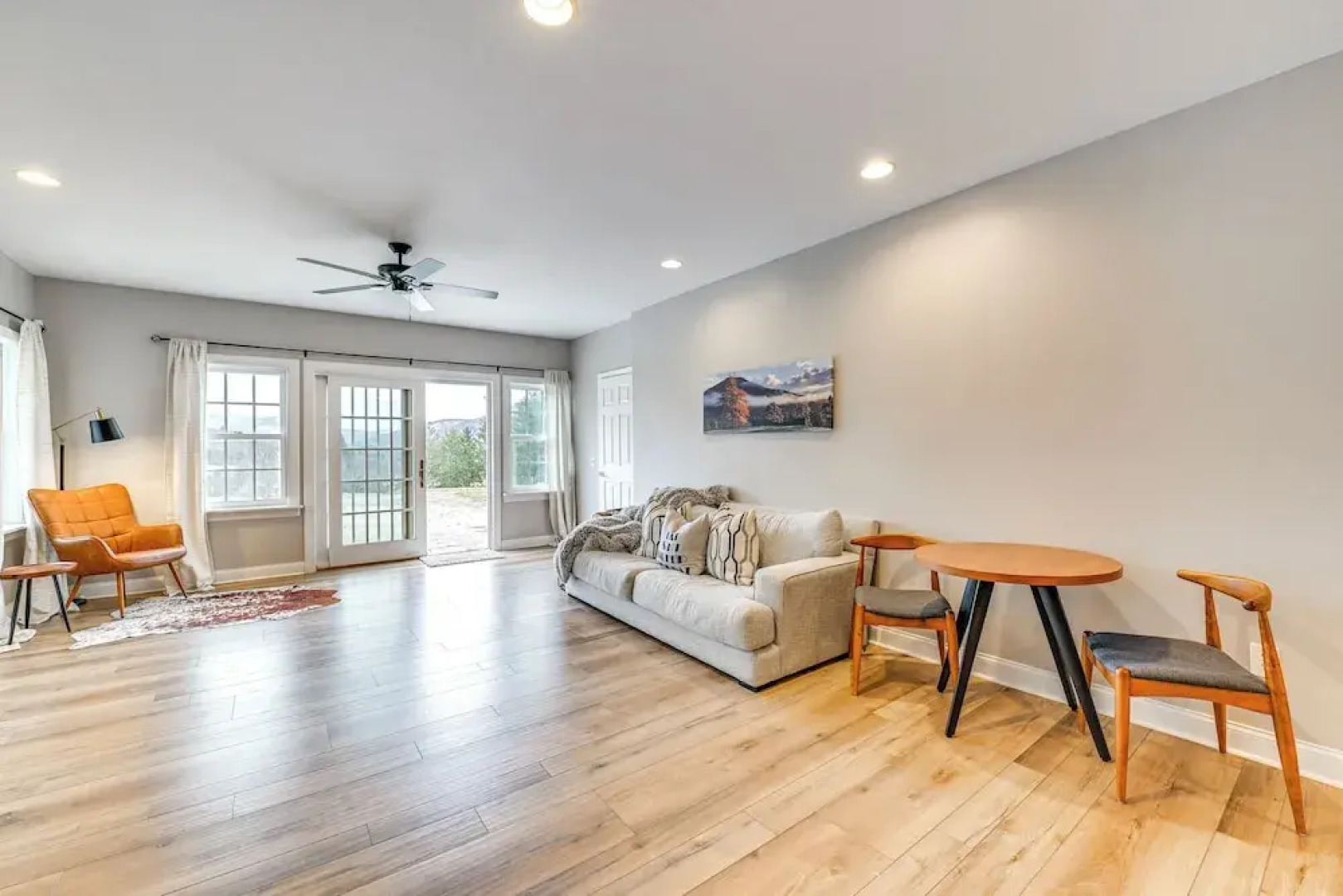 Mountain Views & Fire Pit: Sandgate Getaway