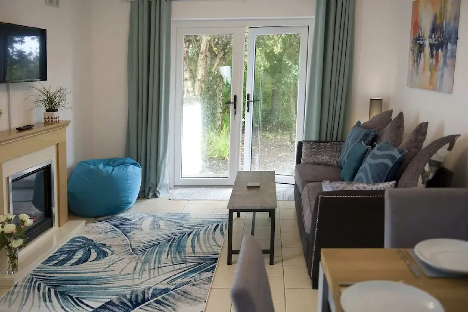 Lovely Mountain View Apartment - Short Drive to Beaches