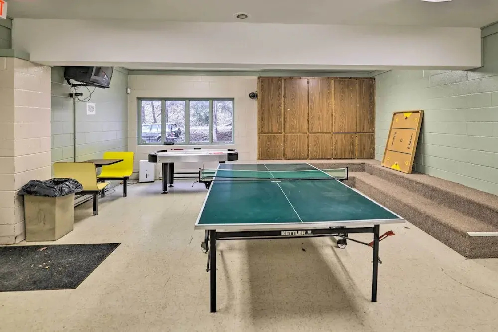 Hot Tub + Deck: Pet-friendly Poconos Getaway!