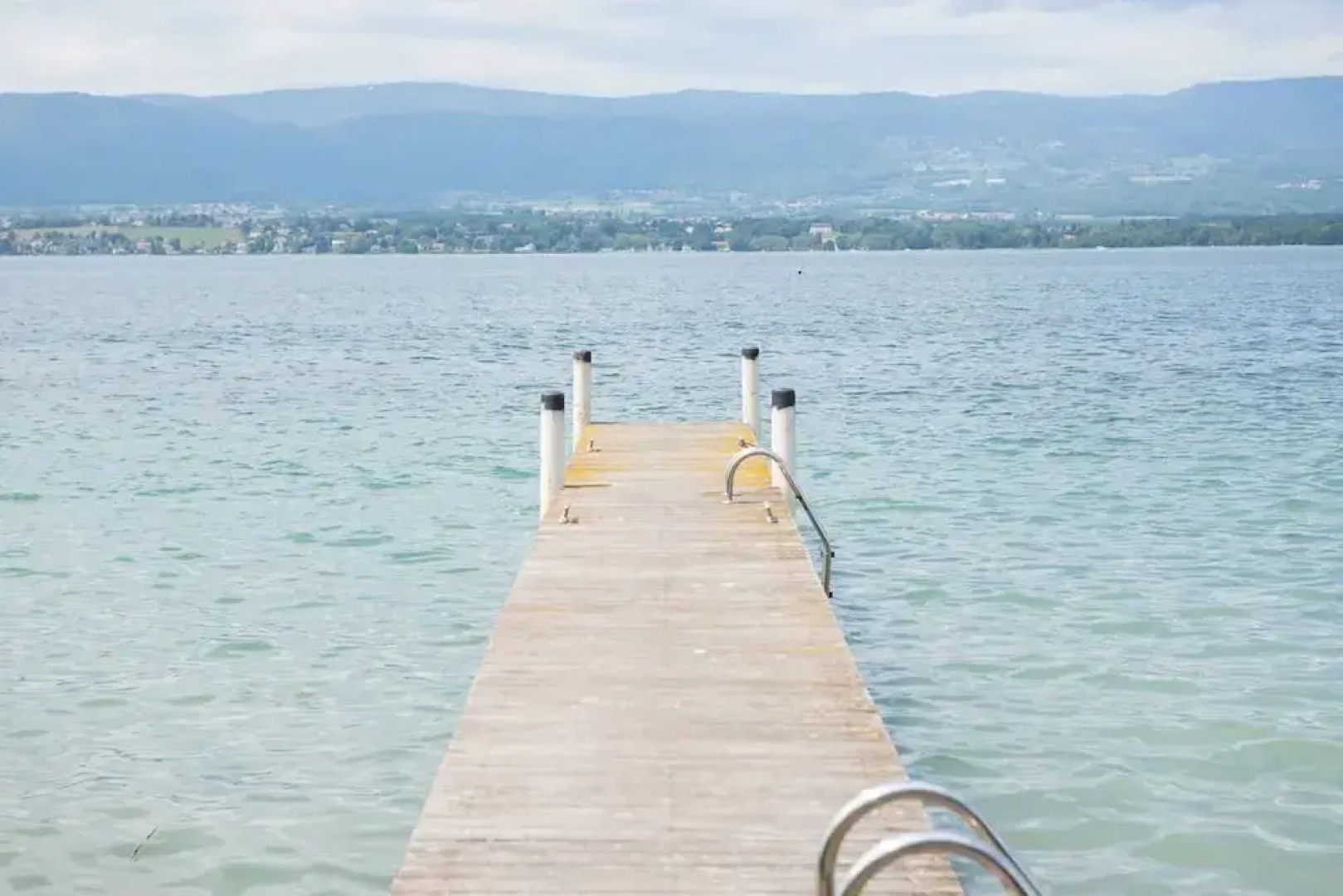 Villa au Bord du lac Avec Piscine Privee et Acces Direct au lac