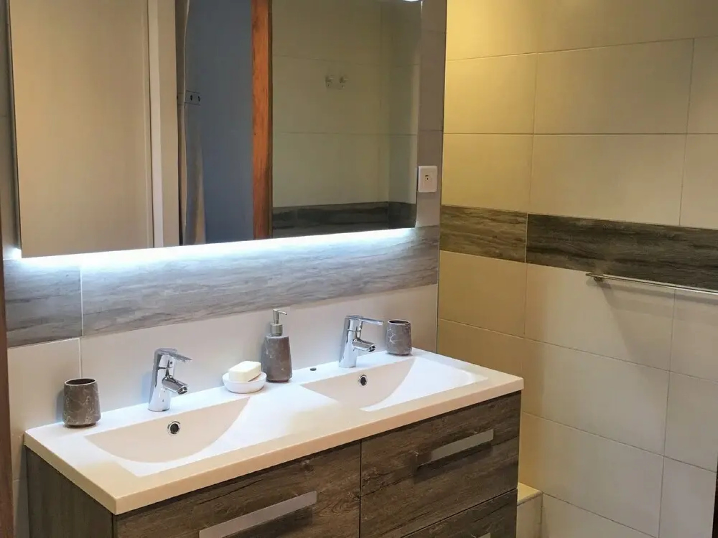 Sleep in Carnetin Near Disney