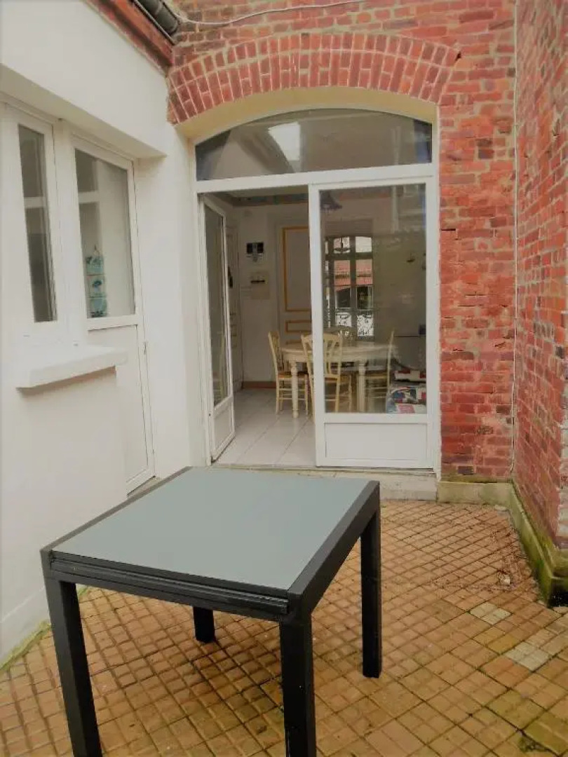 Appartement avec cour à 50m de la plage