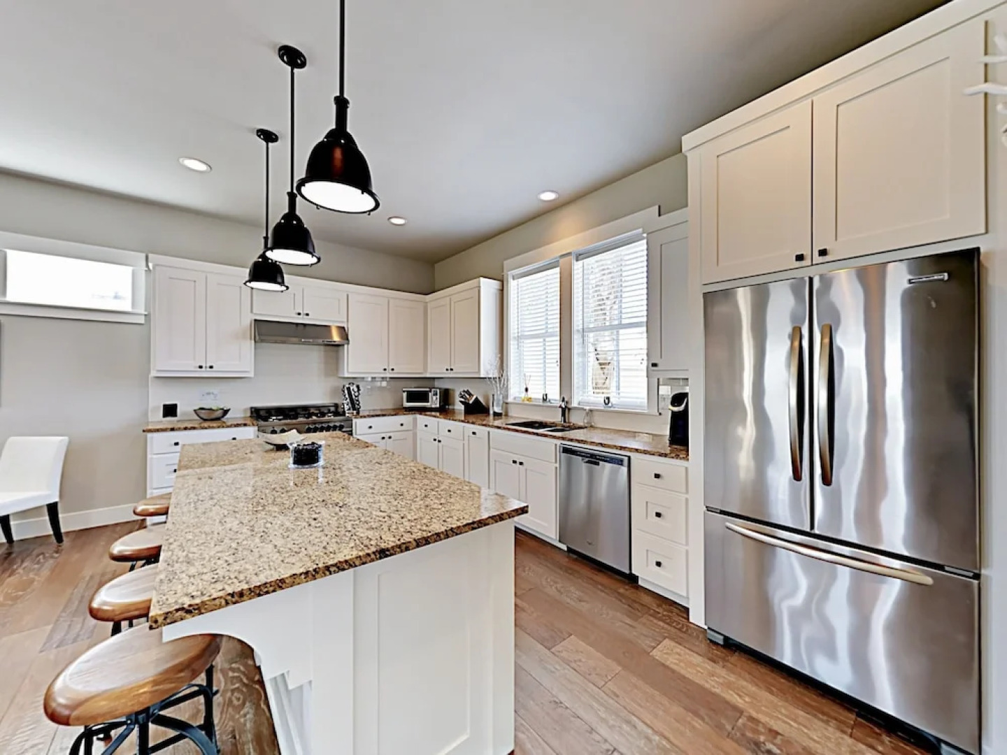 Luxe Waterfront - 3 Br Home