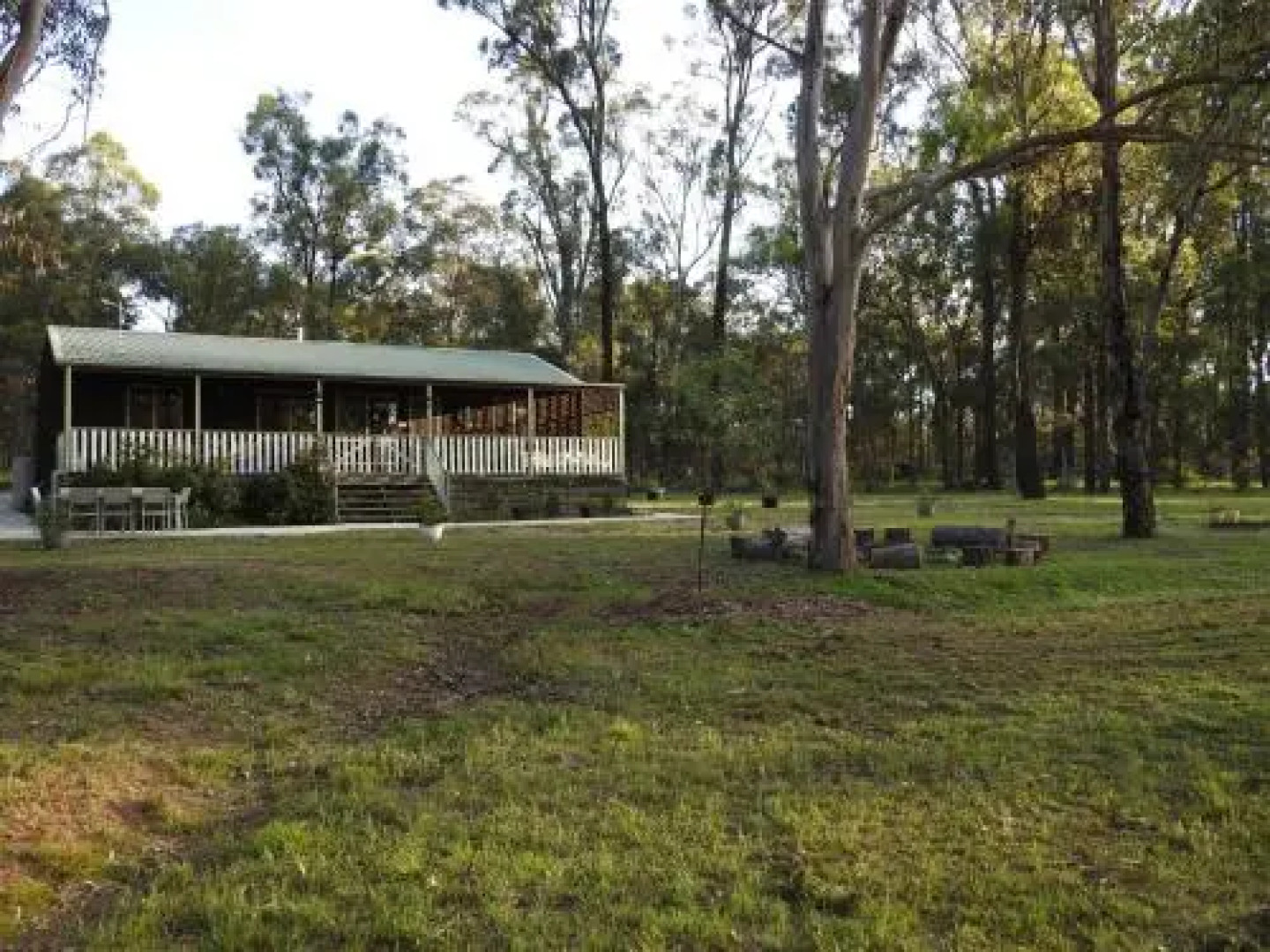 Kangaroo Cottage - cute Accom in bushland setting