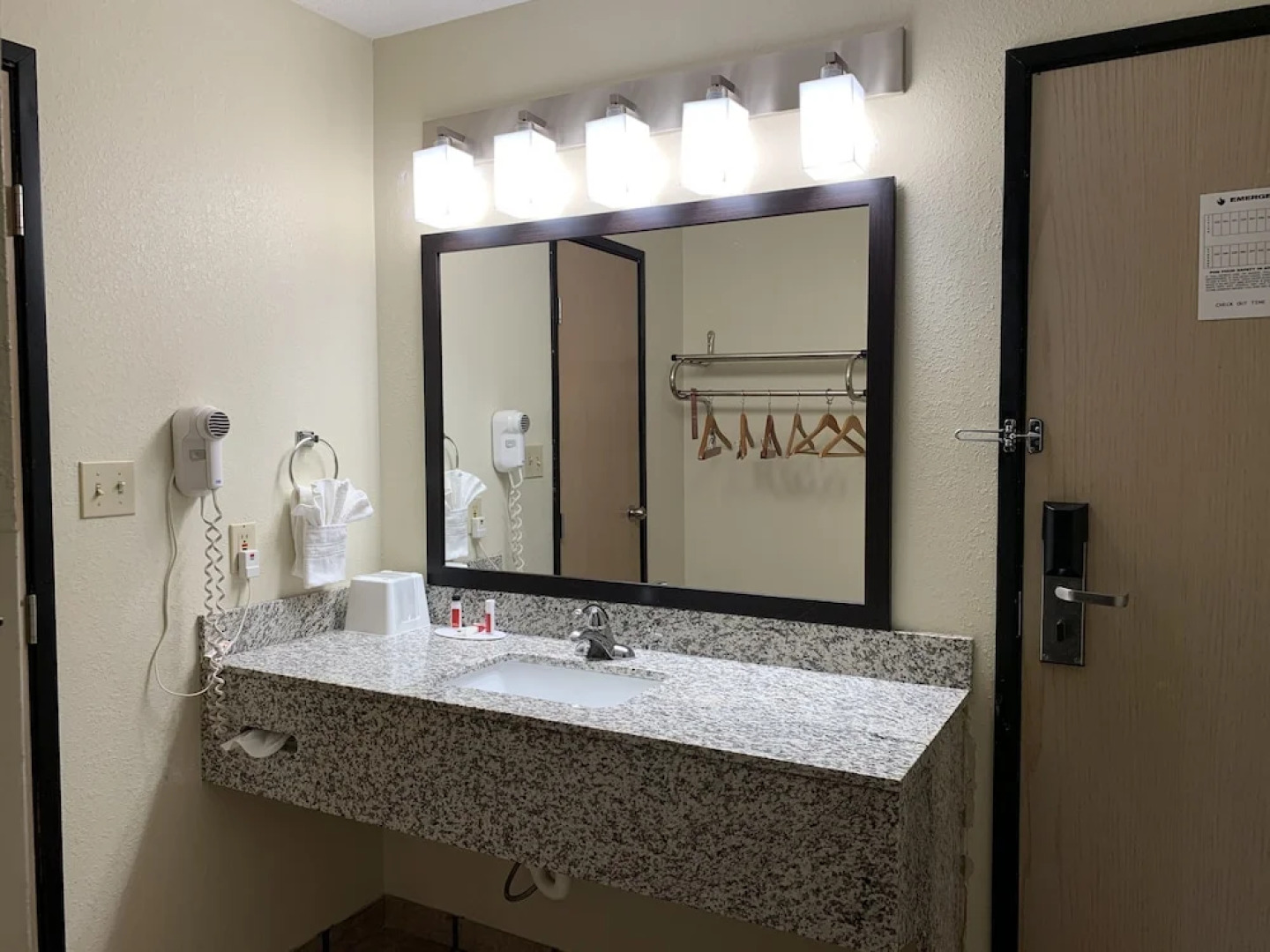 Super 8 Motel - Metropolis