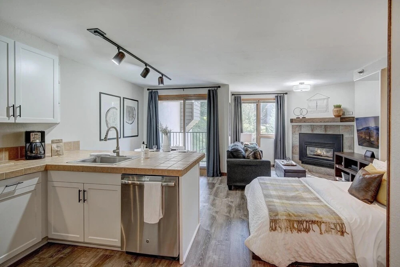 New Chic Ski-in Ski-out Condo Park