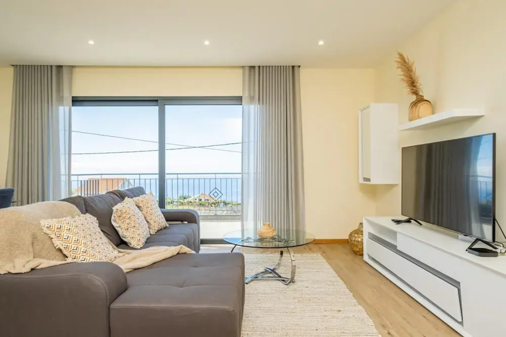 Canhas Residence I by Homie