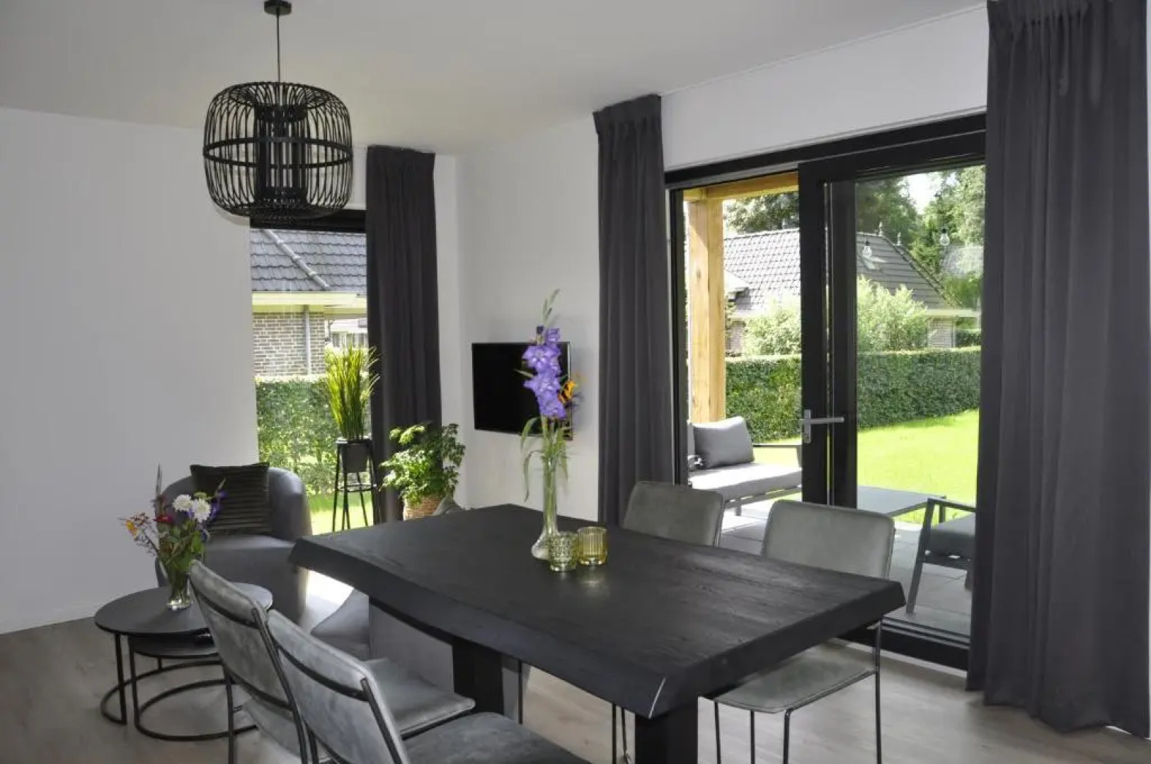 The Black Oak - Luxe bungalow met prive sauna