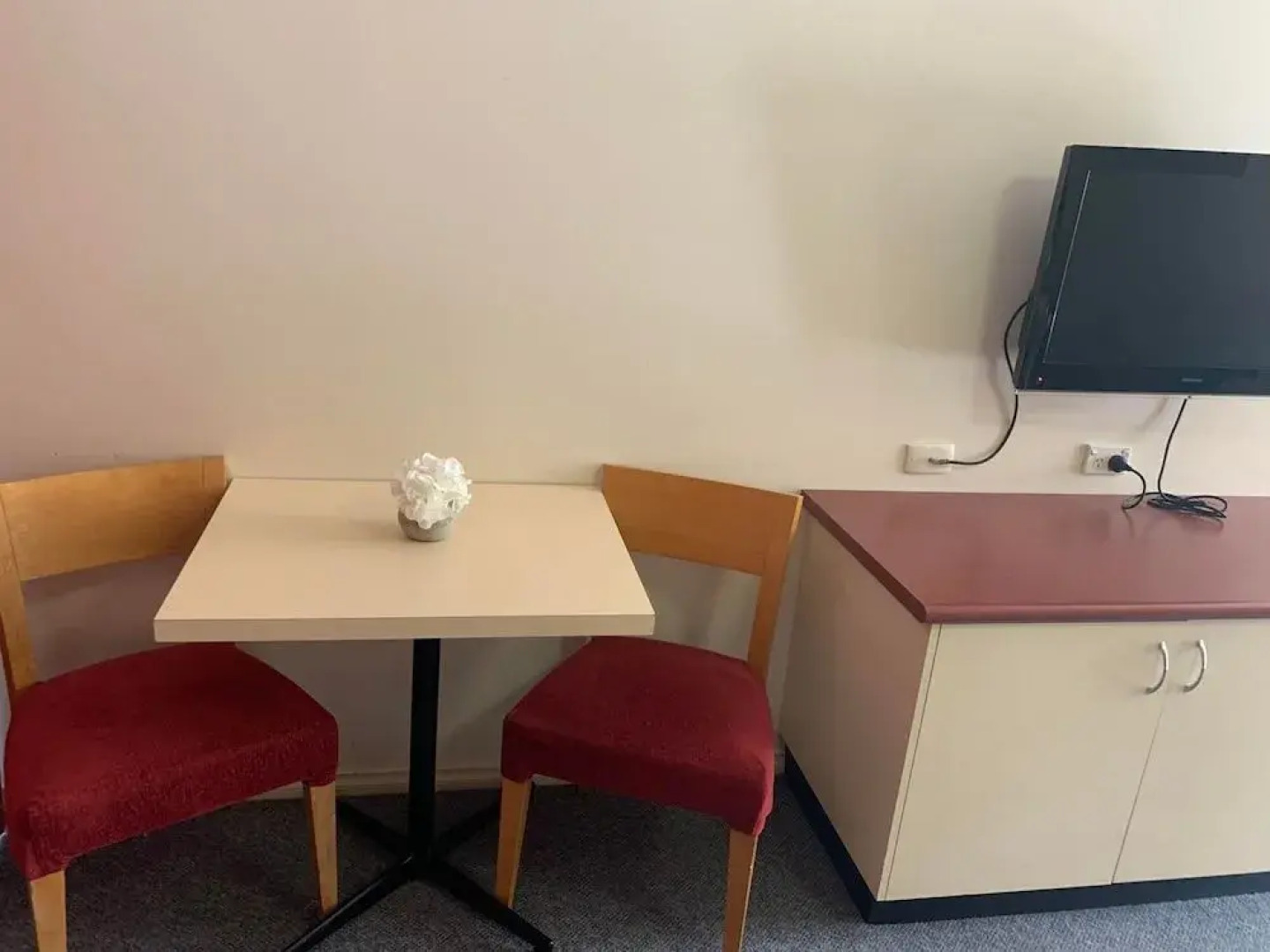 Outback Quarters Motel Hay