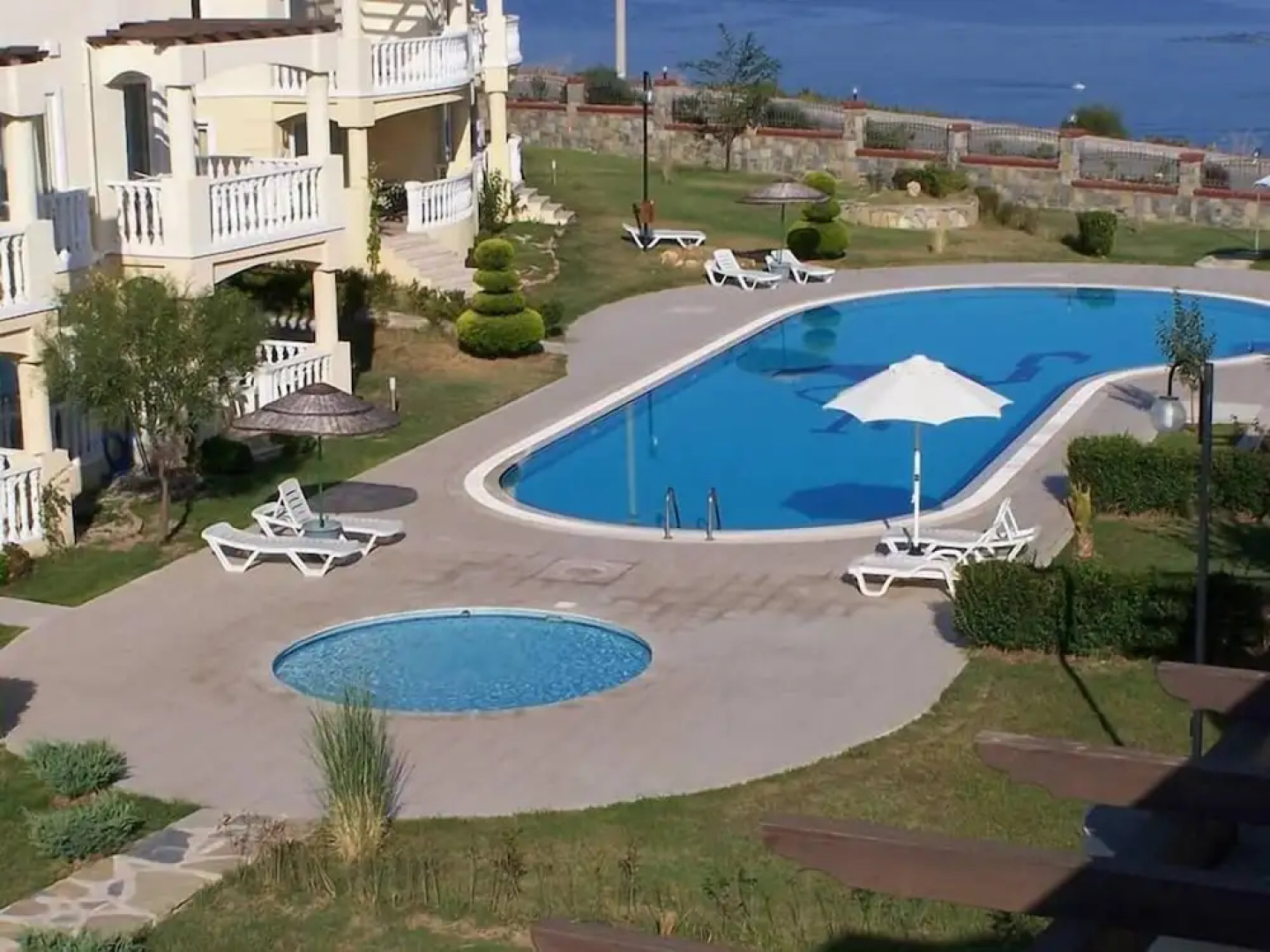 1 Bedroom Apartment Lake View 6 by Likya Global