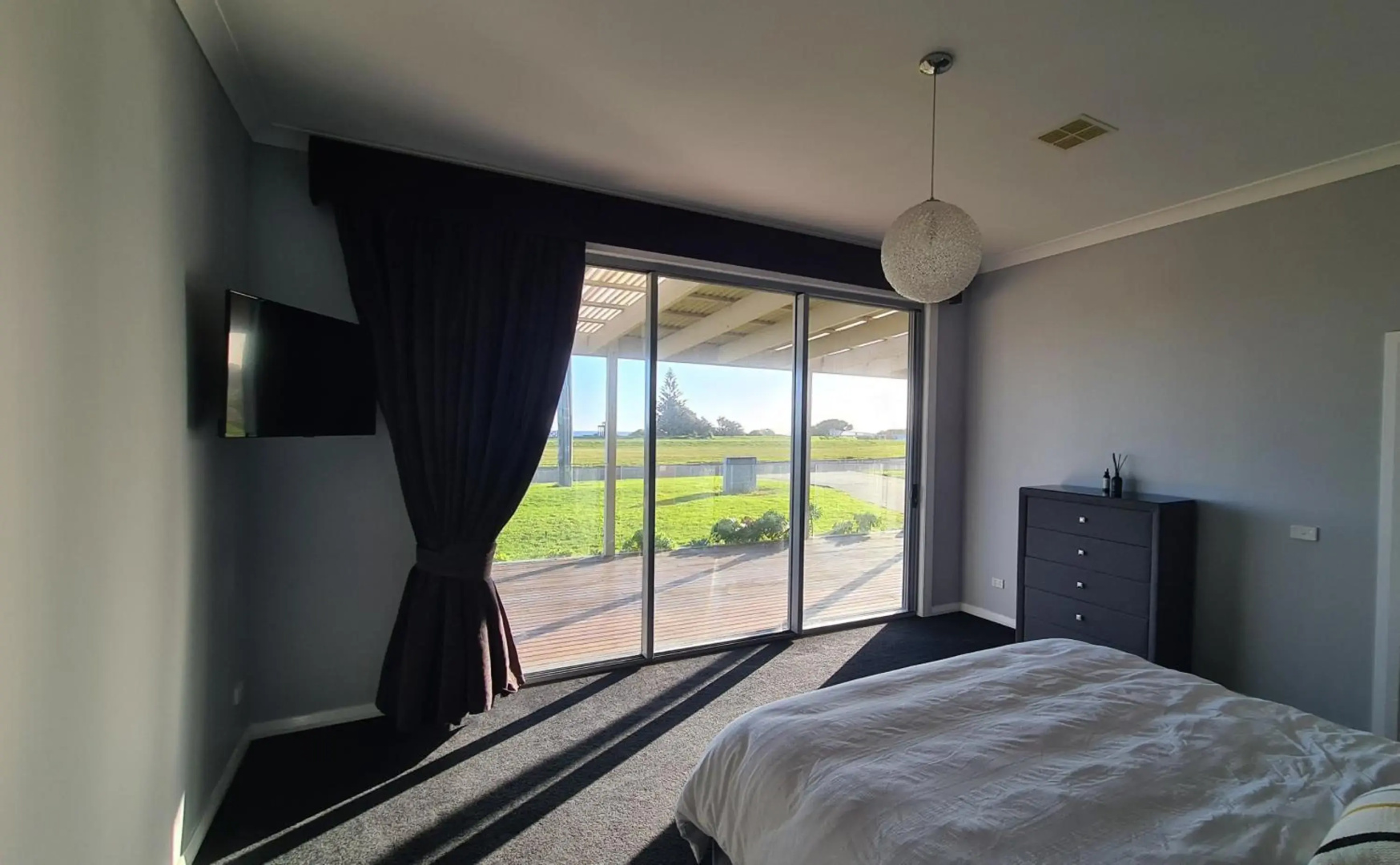 Luxurious Ocean front home, pets welcome, open fire large and spacious