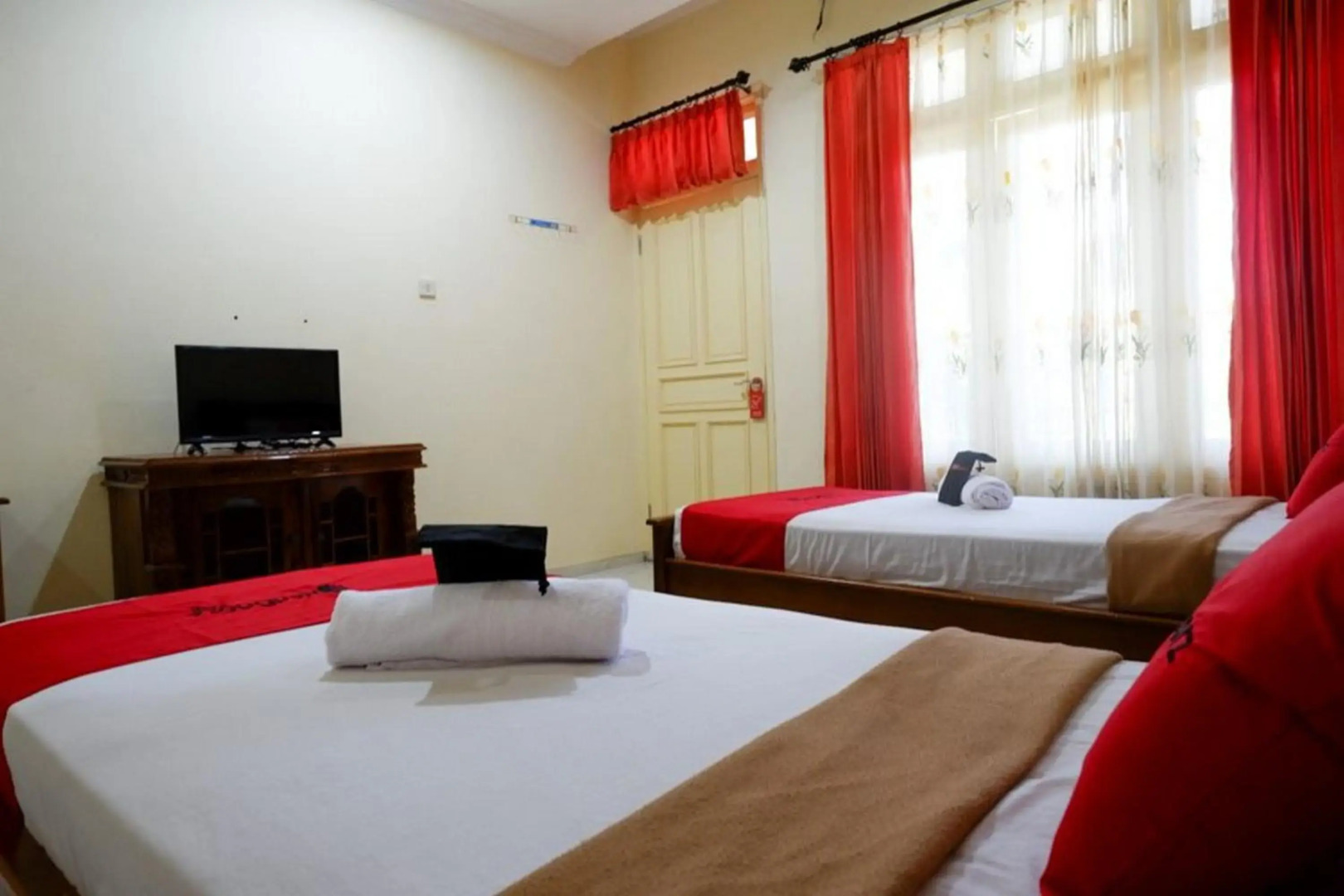 RedDoorz Plus near Stadion Wijaya Kusuma