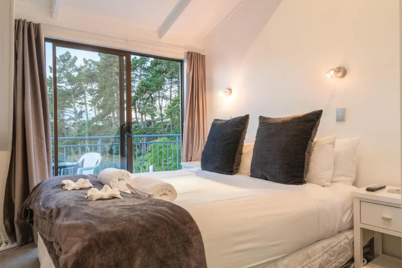 2 LEVEL 2 BEDROOM VILLA w MAGNIFICENT OCEAN VIEWS BEDROOM BALCONY FREE WIFI & POSSIBLY A CHEAP CAR TO RENT