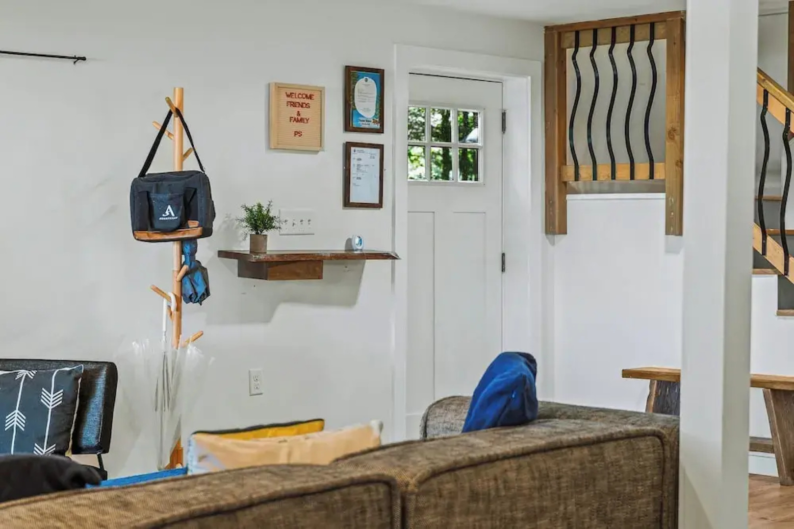 Lake Daze by Avantstay Lakefront w/ Modern Interior, Enclosed Porch & Hot Tub