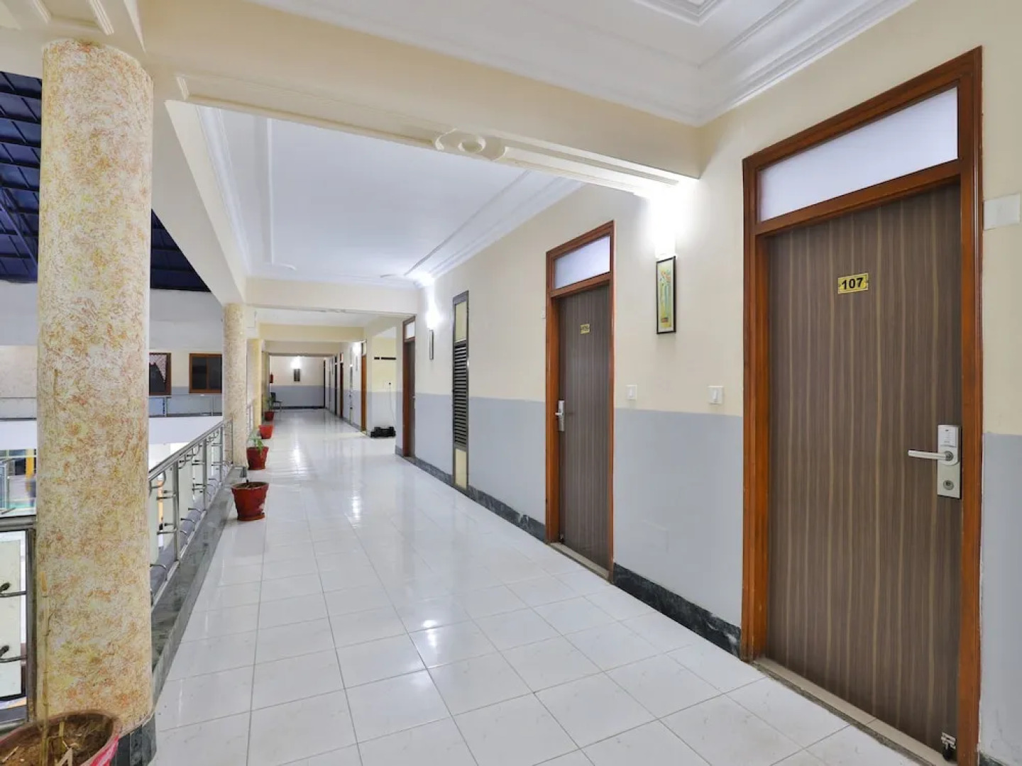 Capital O 16350 Infocity Club And Resort