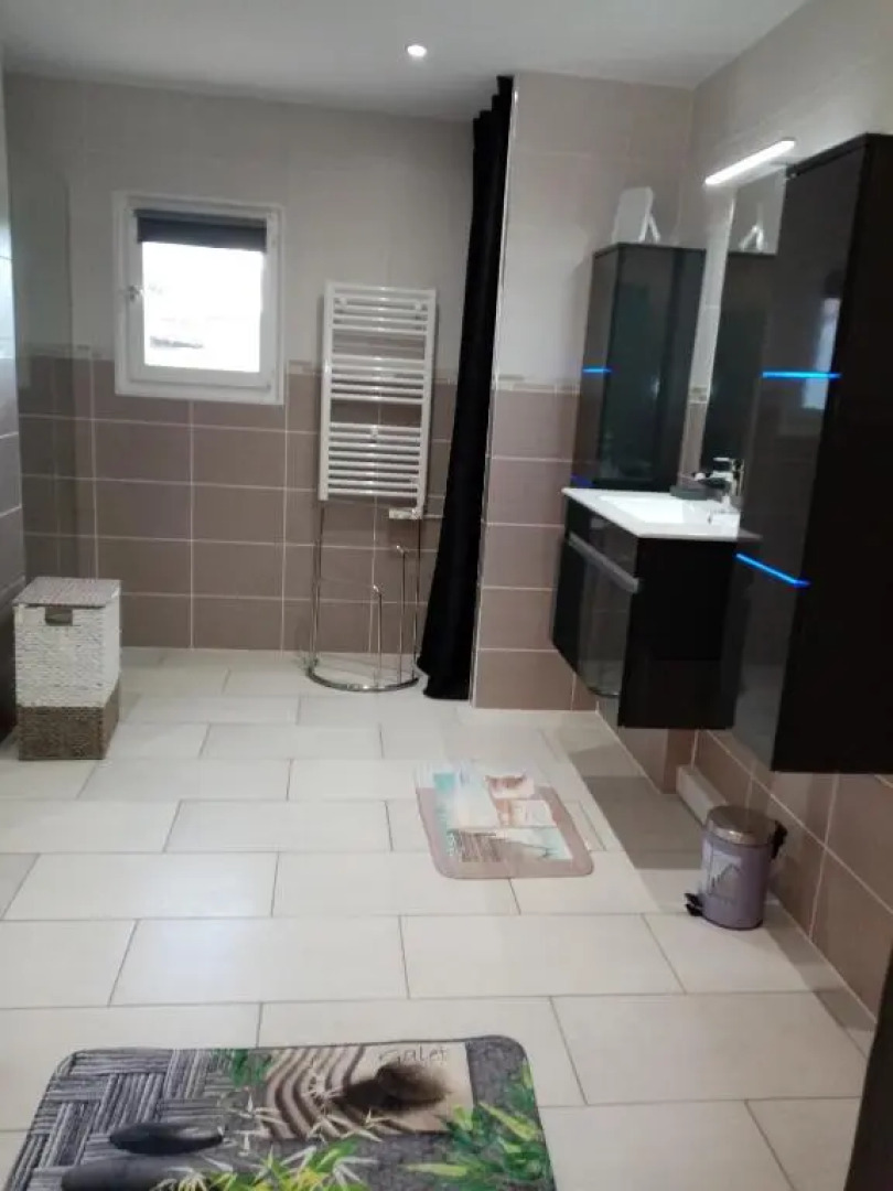 Appartement spacieux 10 mn plage wifi stationnement