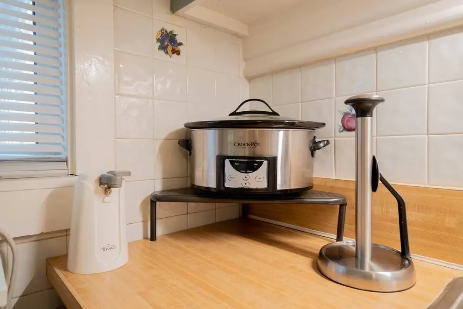 The Secret Garden - The Cottage Near Beach, Shops, Restaurants, Pet Friendly, Close to Lucerne Ave!