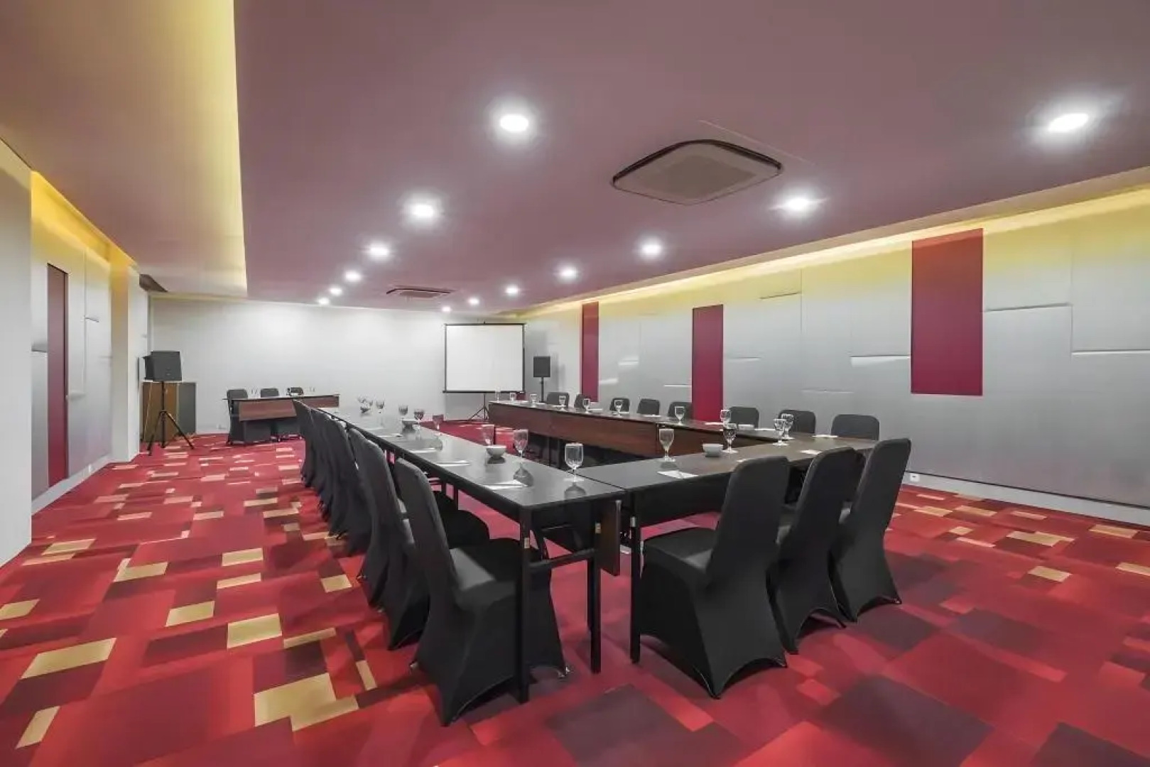 FOX Lite Royal Bay Makassar