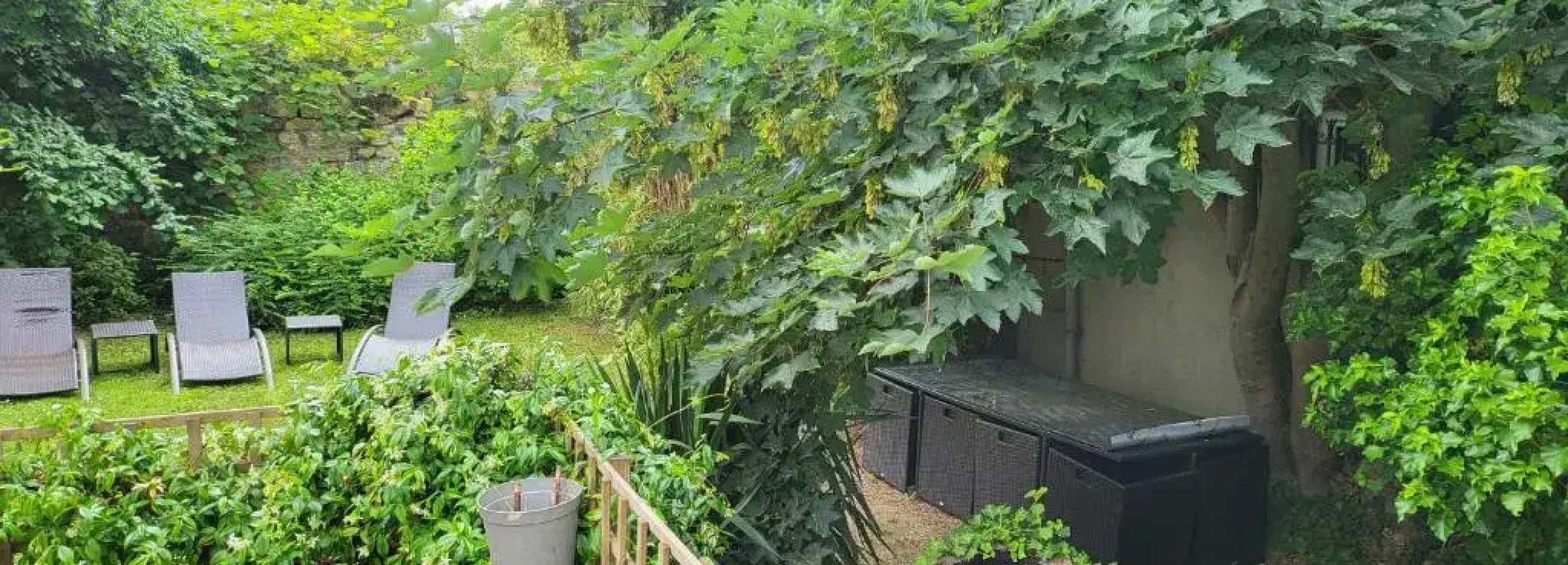 Grande et petite maison sur 360m2 de jardin clos sans vis à vis