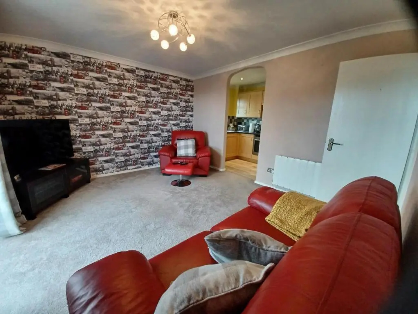 Huku Kwetu - The Maltings Red Door- 2nd Floor-1 Large Bedroom Apartment -Self Catering-Quiet- Free Parking