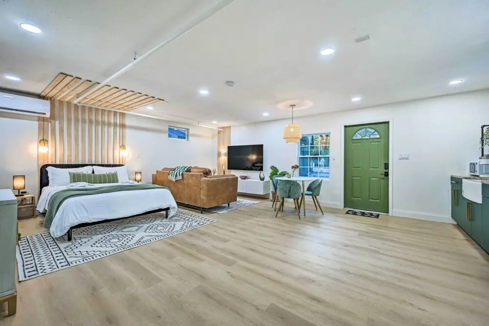 Cozy Brandon Guest Studio w/ Pool & Hot Tub!