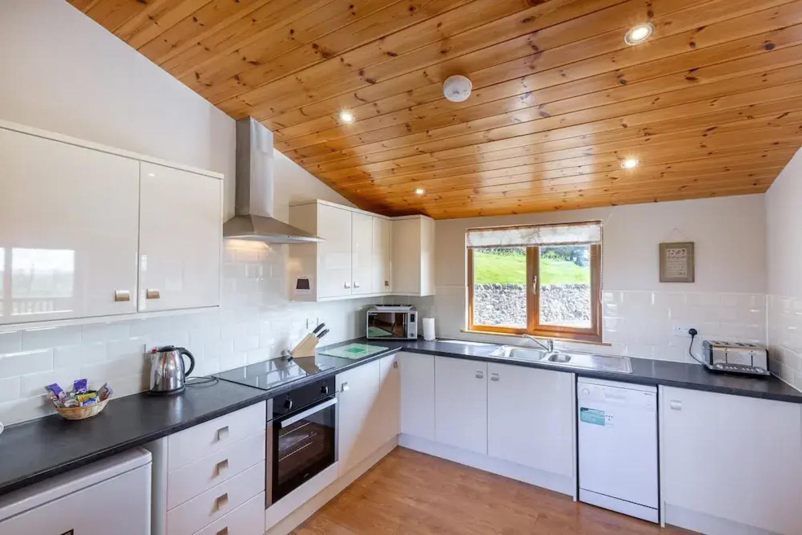 Woodpecker Lodge With Hot Tub Near Cupar, Fife