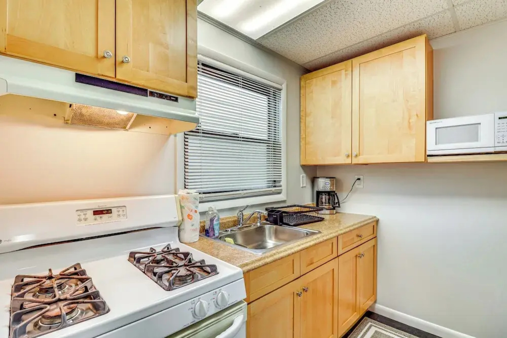 Cozy Keansburg Cottage: Walk to Beach & Boardwalk!