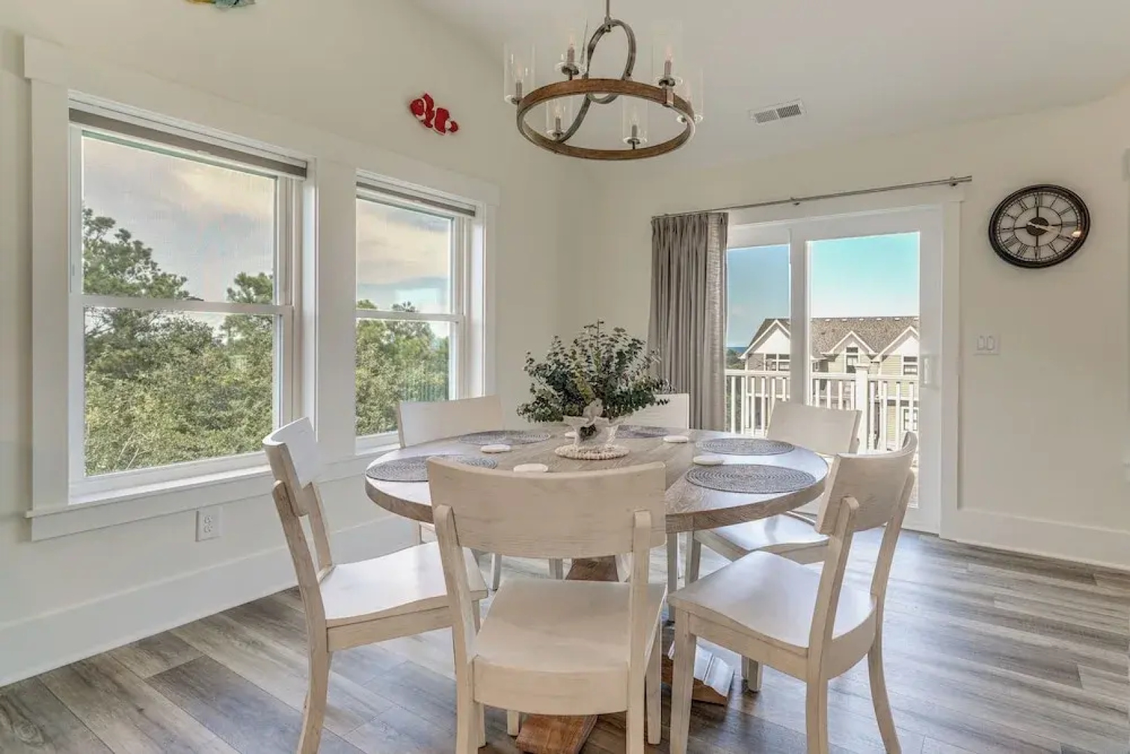Walk to Beach: Southern Shores Retreat w/ Hot Tub