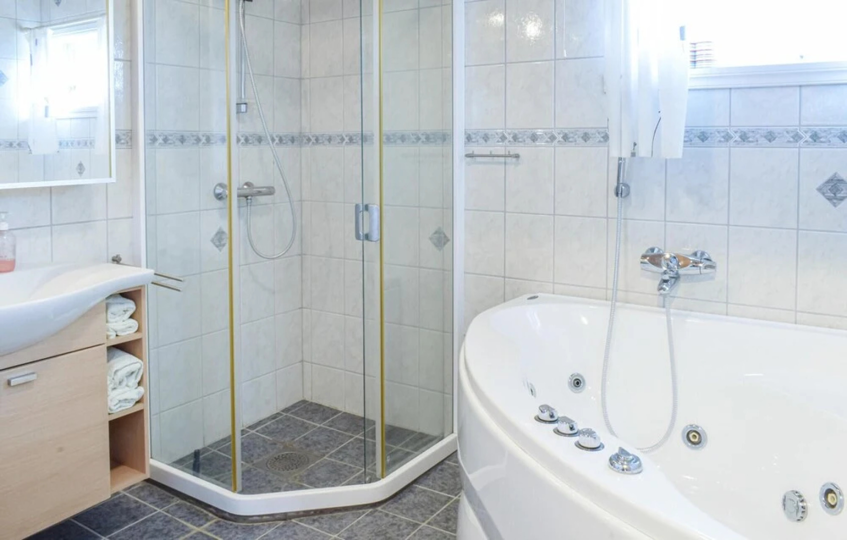 Nice Home in Bekkjarvik With 4 Bedrooms and Wifi