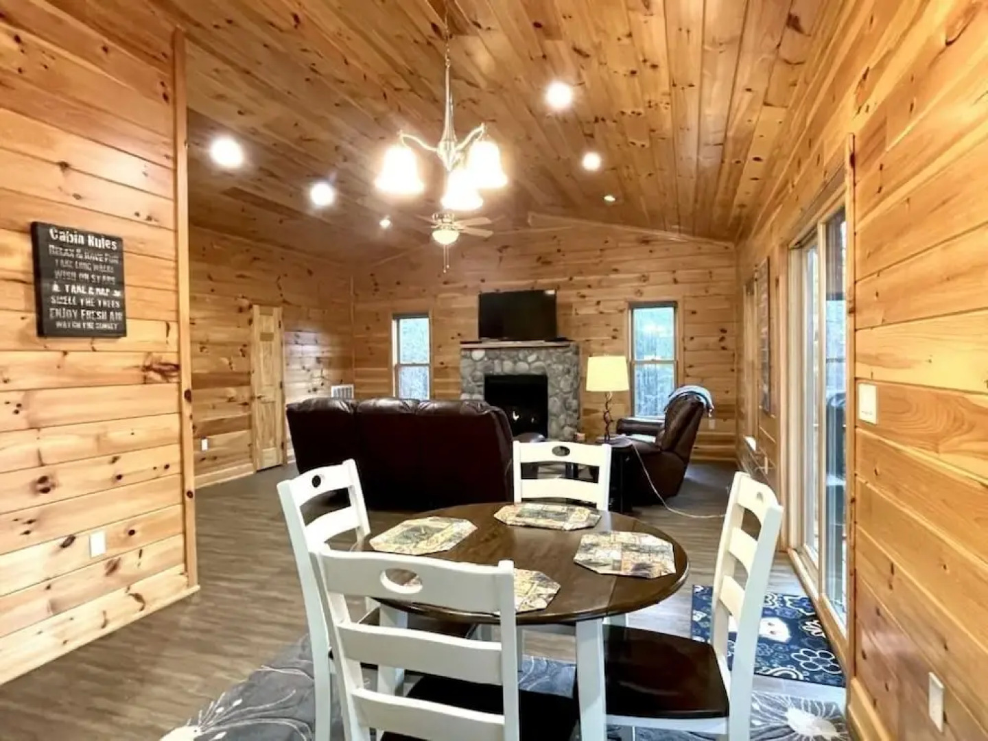 Charming, pet friendly cabin, perfect for fishing, family, hiking and R&R! 2 Bedroom Cabin by RedAwning