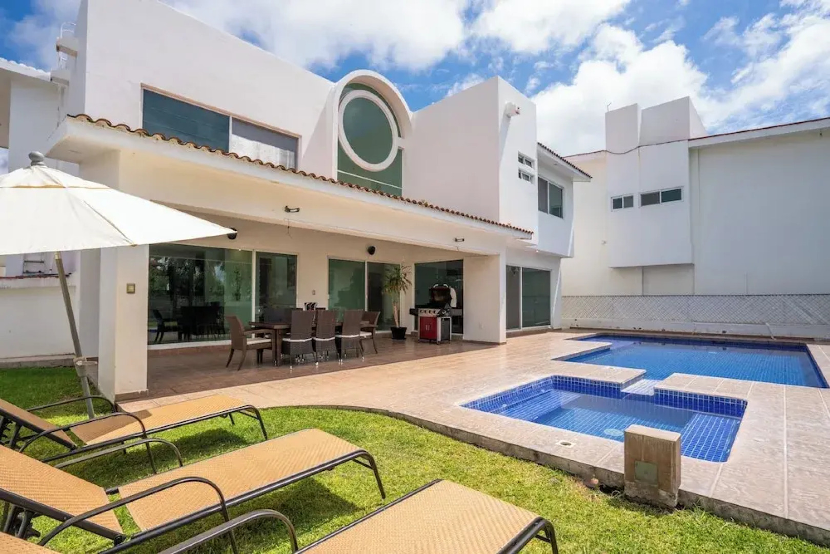 Spacious 5 Bedroom Oasis with Pool & BBQ