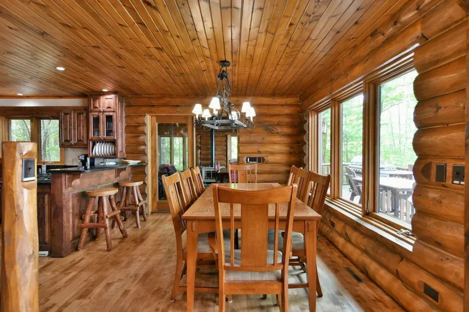 Lumberjack Lodge 5 Bedroom Home by RedAwning