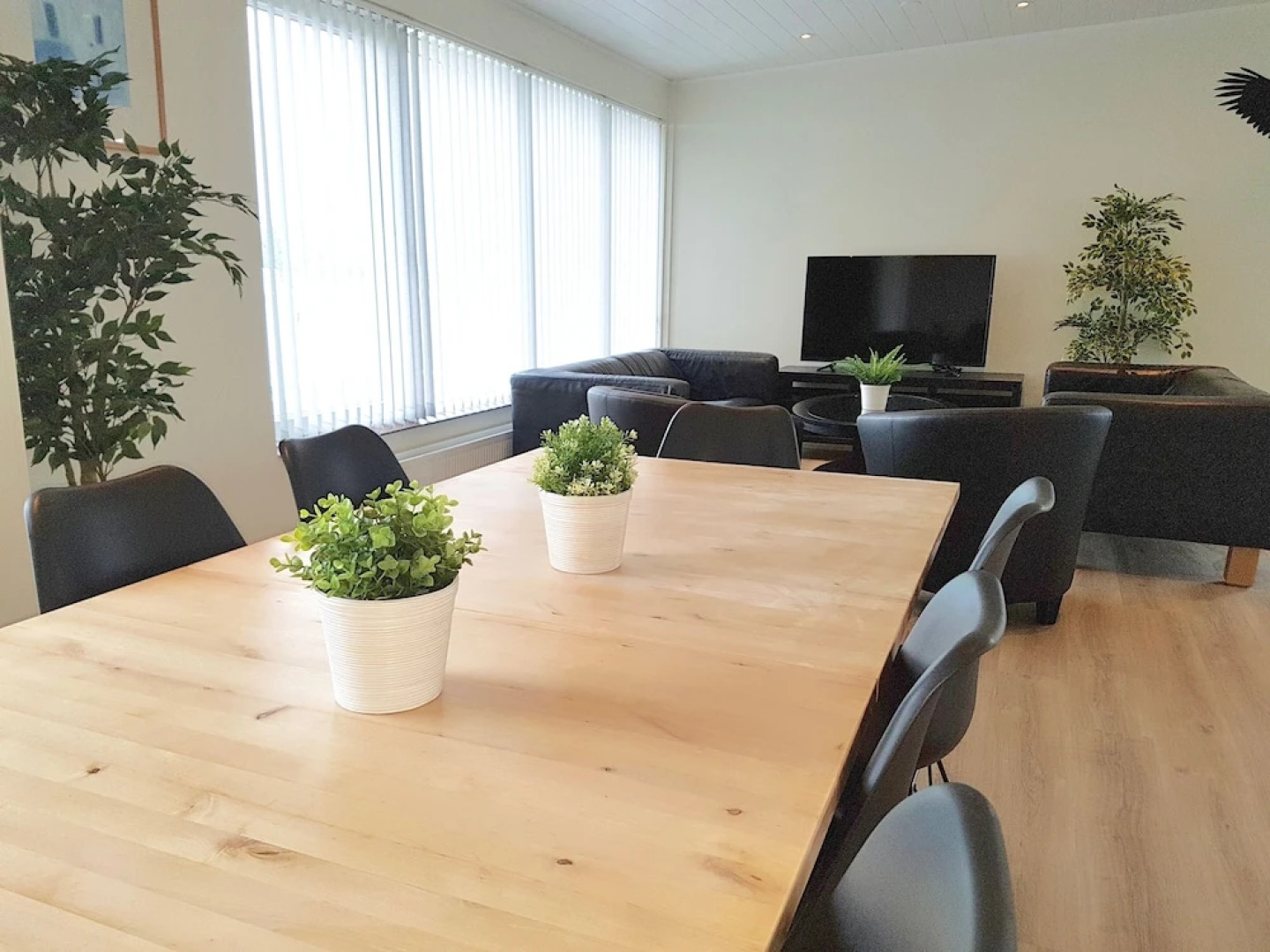 Lynghagi House - Lava Water