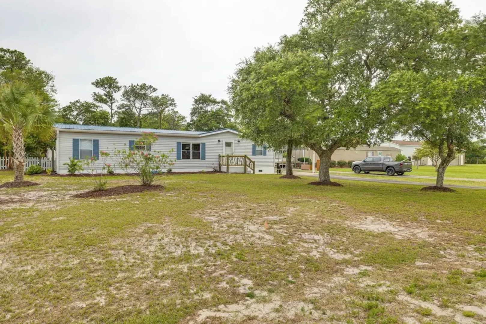 Harkers Island Getaway w/ Deck: Near Cape Lookout!