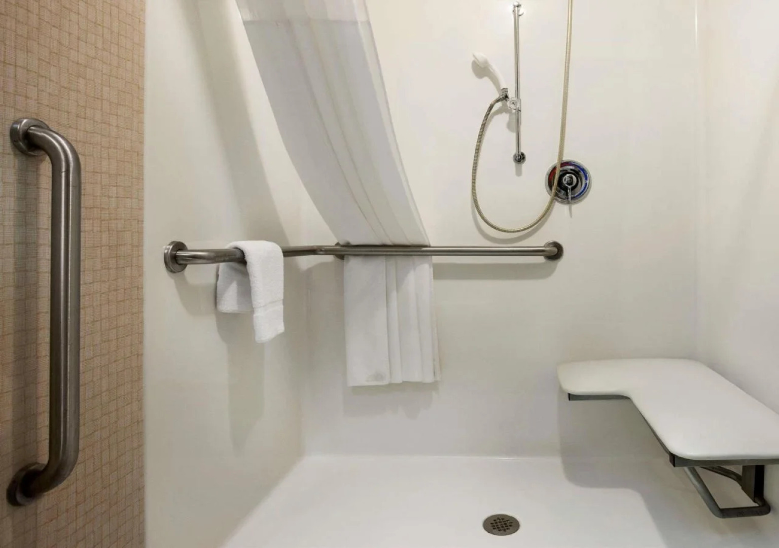 Ramada Williamsburg and Wasserbahn Waterpark