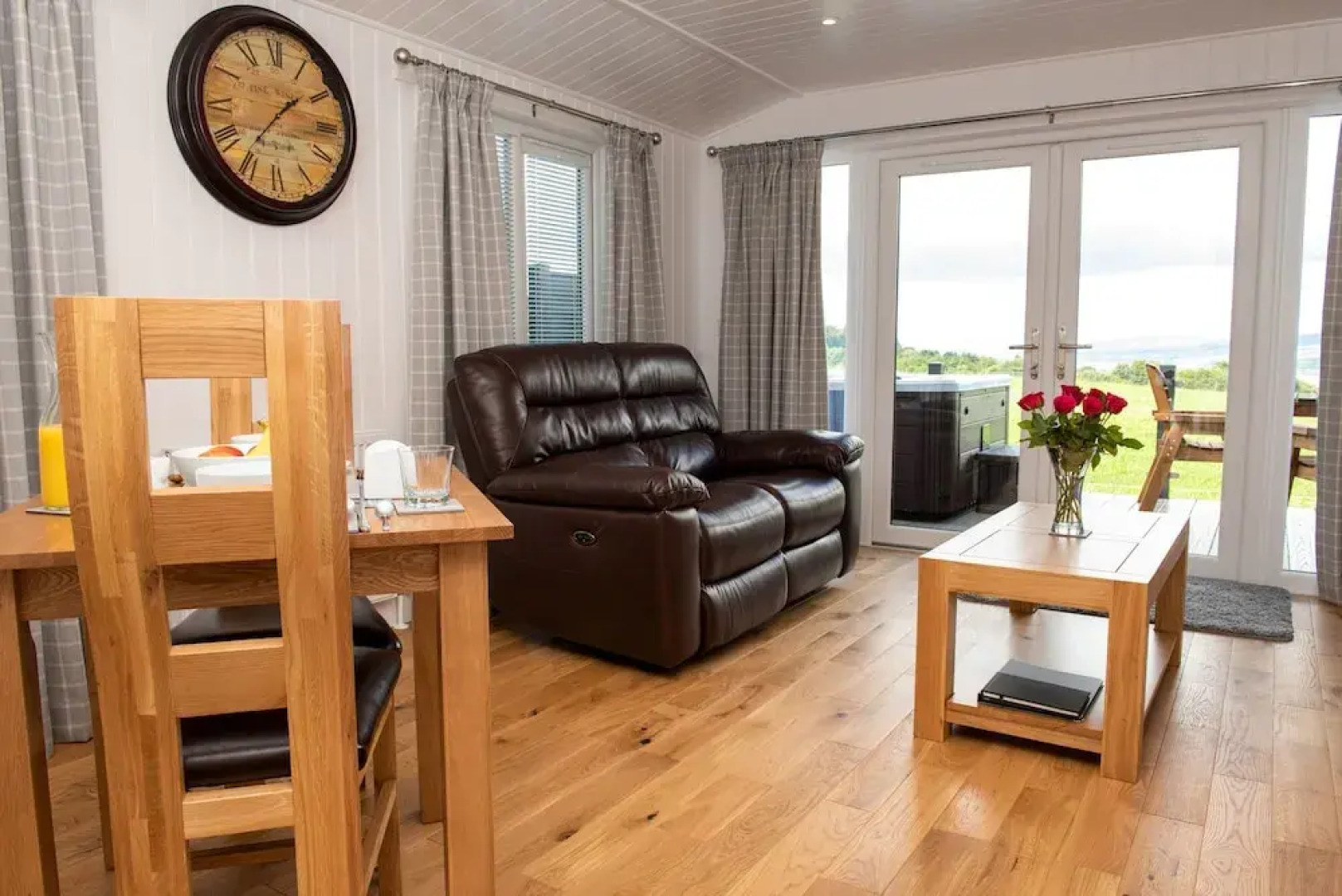 Super King Lodge-sleeps 2-hottub-sea View