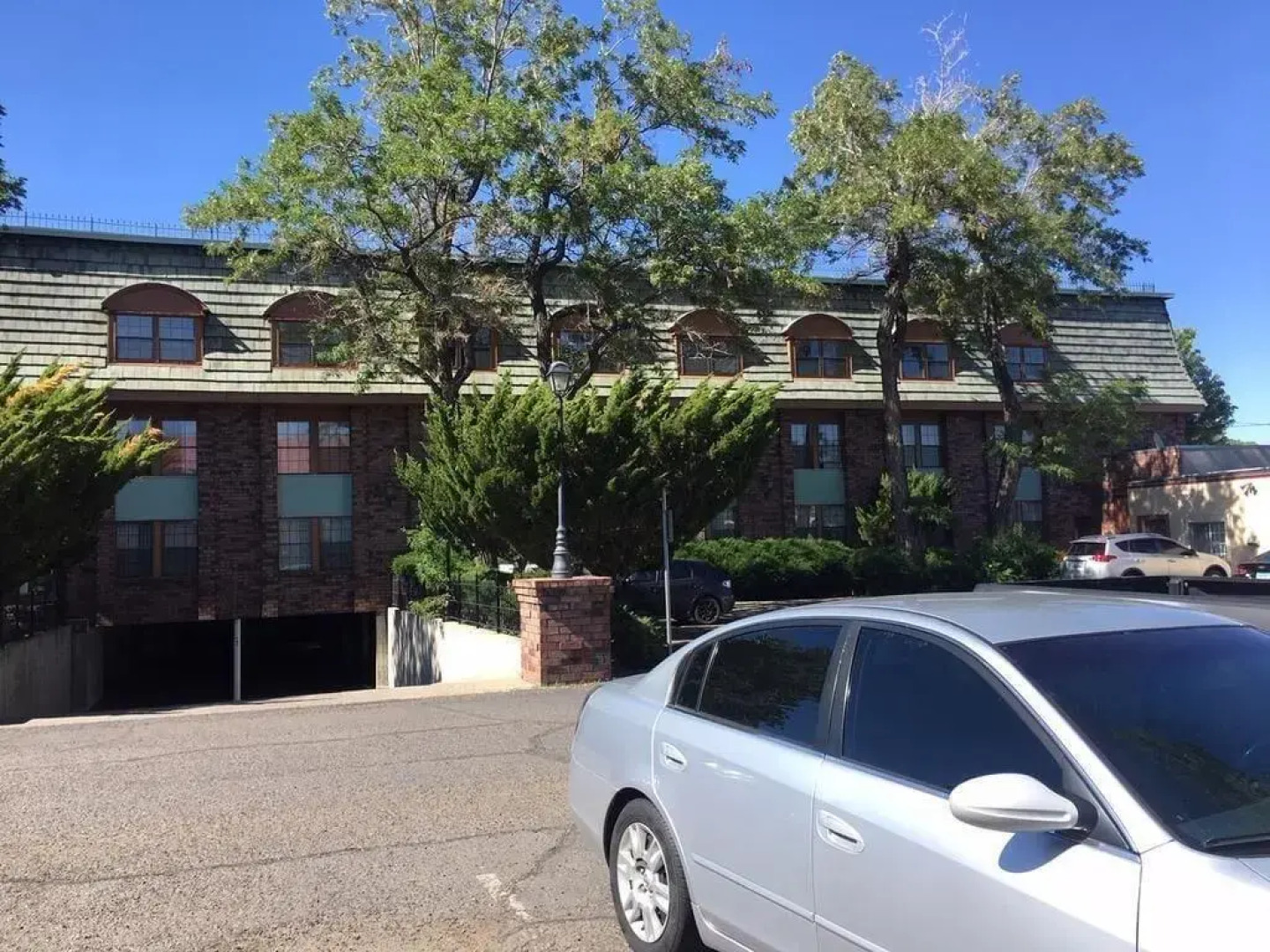 Hardman House Inn & Suites