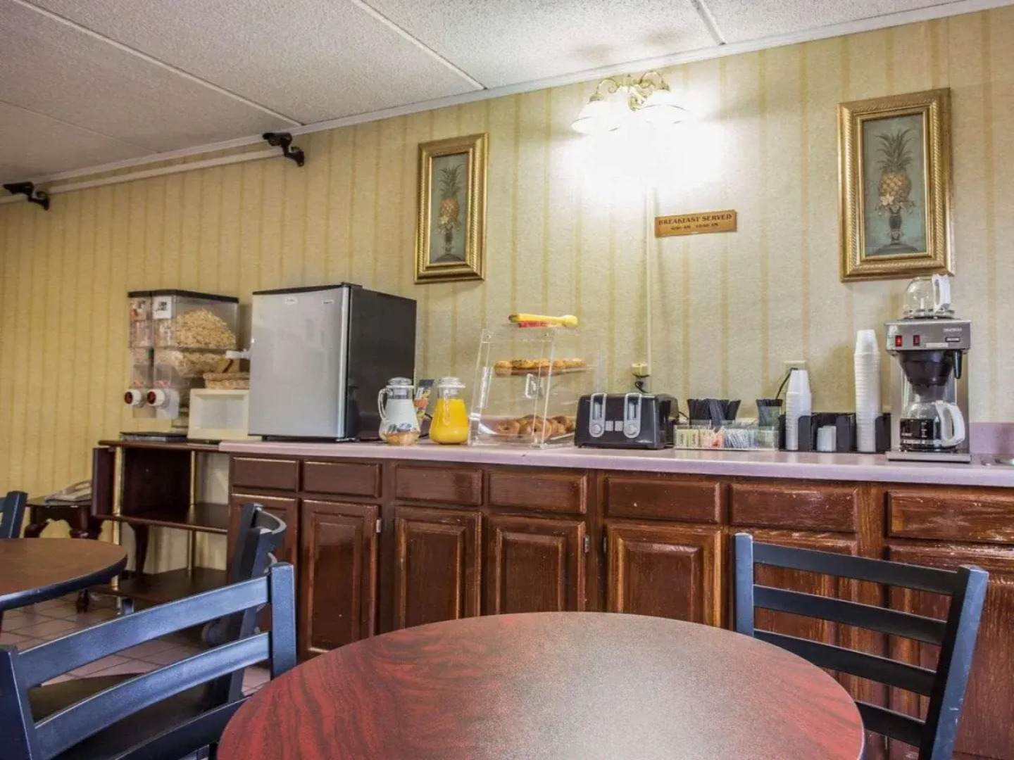 Econo Lodge Inn & Suites