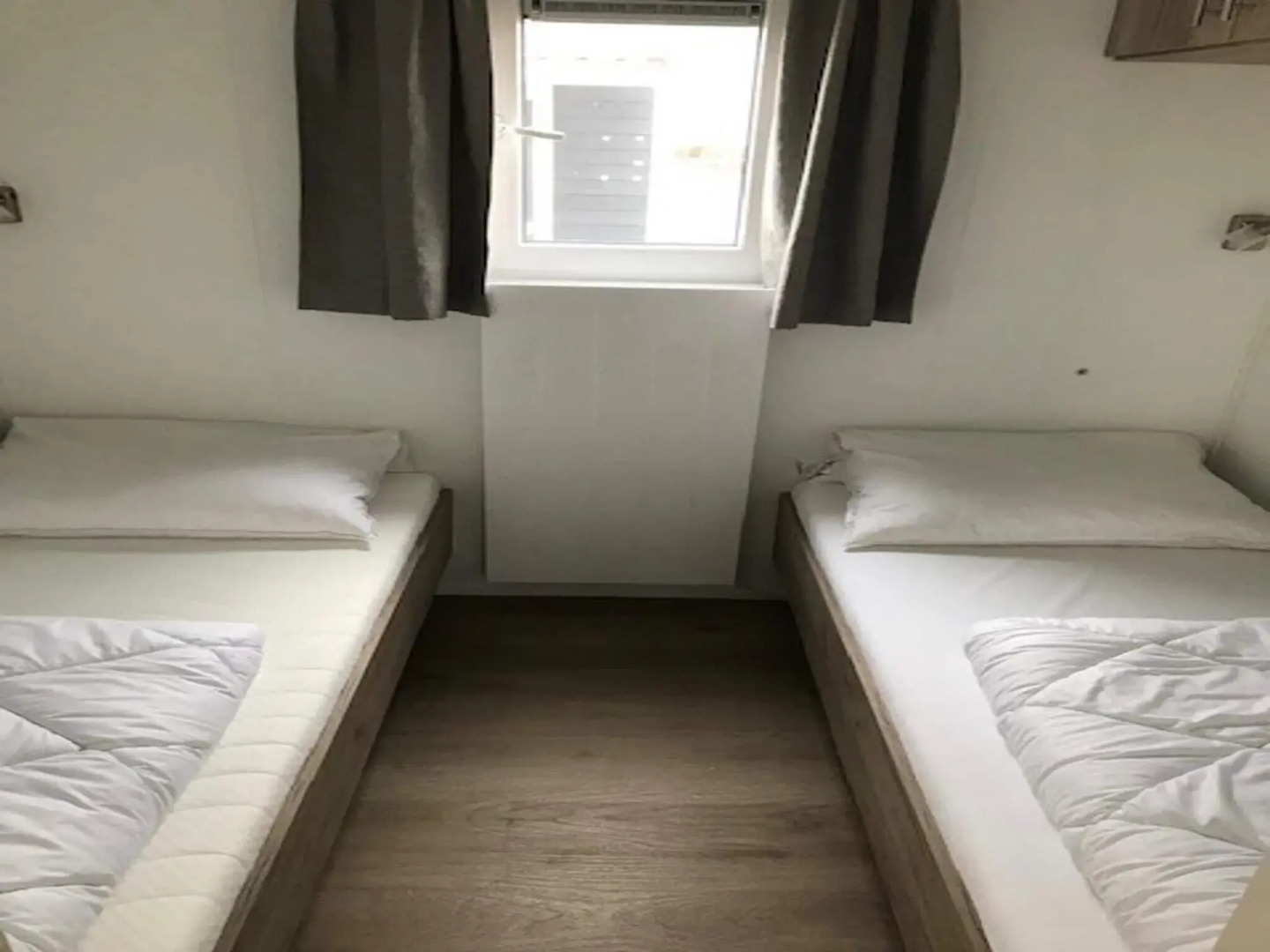 Well-kept chalet with air conditioning, on a holiday park, 1 km. from the beach