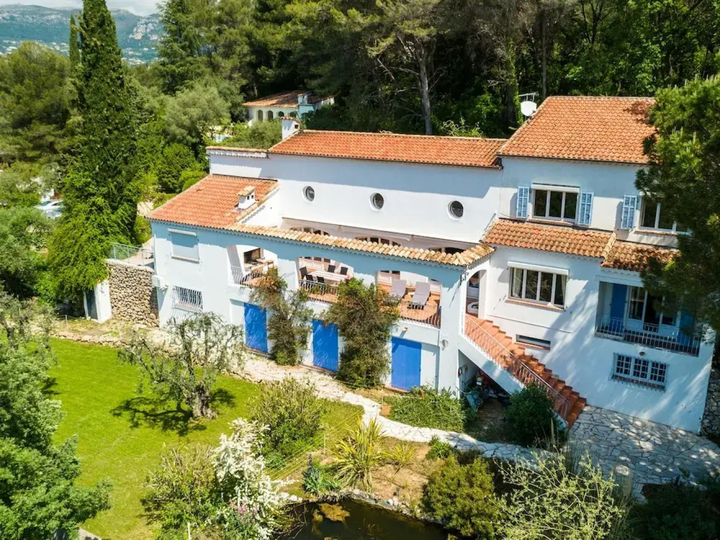 Spacious Villa in La Gaude With Swimming Pool