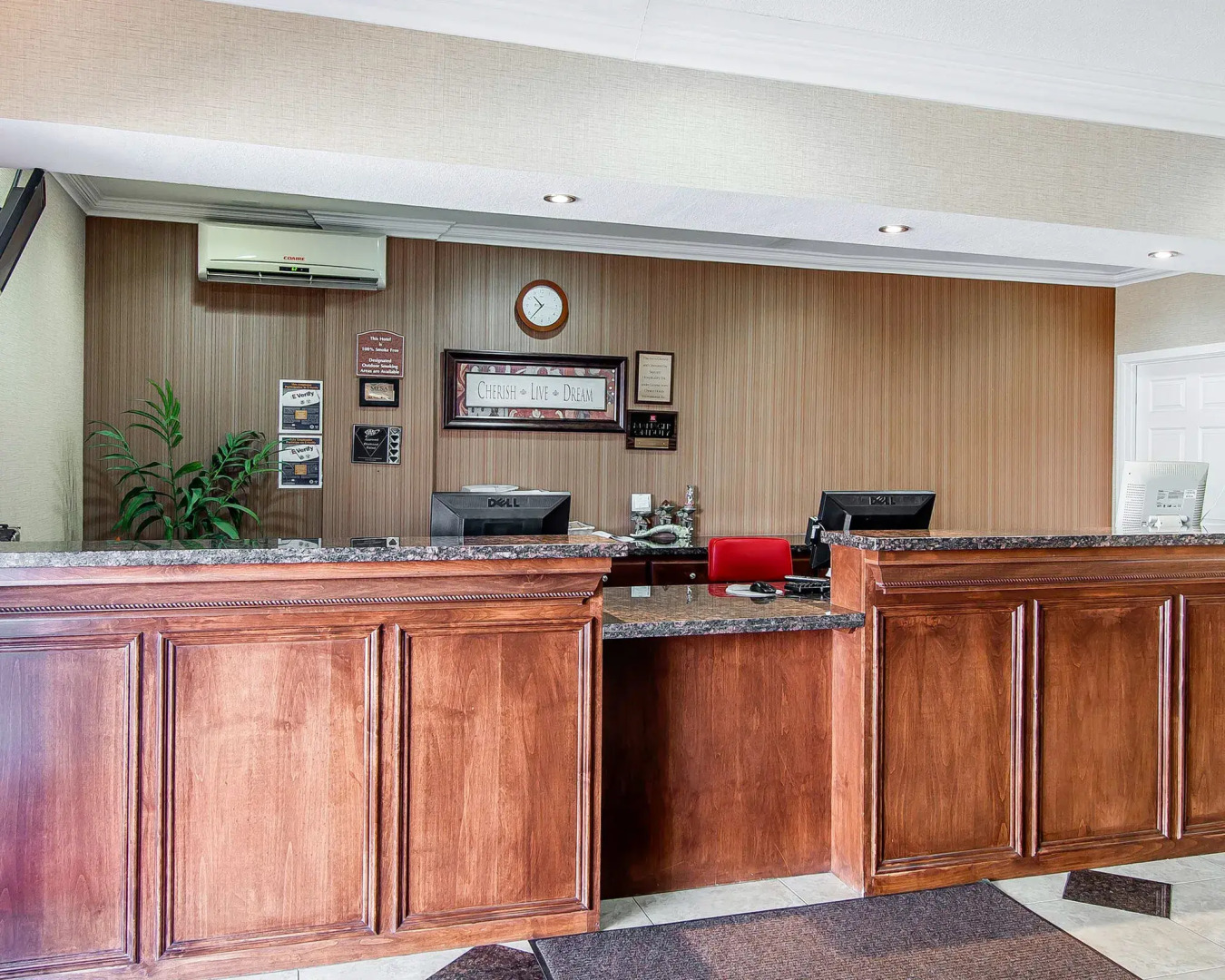 Econo Lodge Inn & Suites