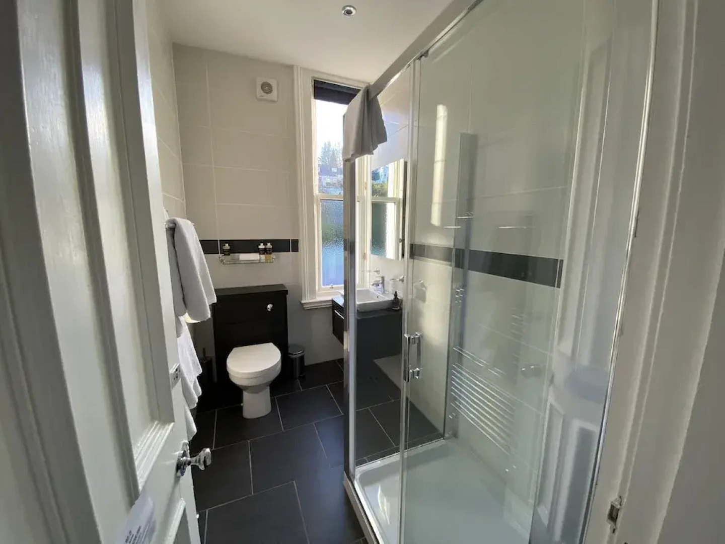 Ashburn House De Luxe B&B