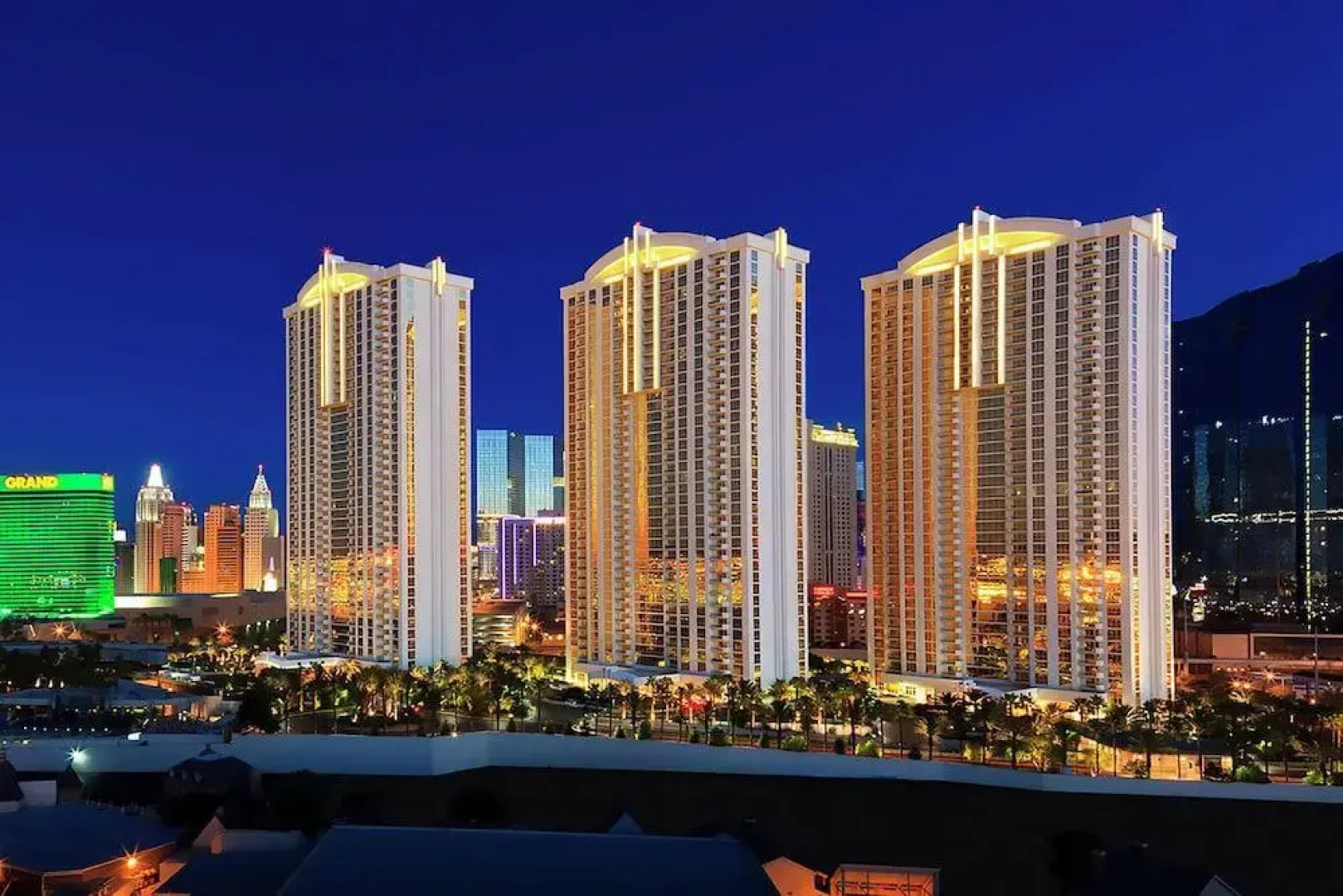 888 One Bedroom Balcony Suite at Signature Condo Hotel