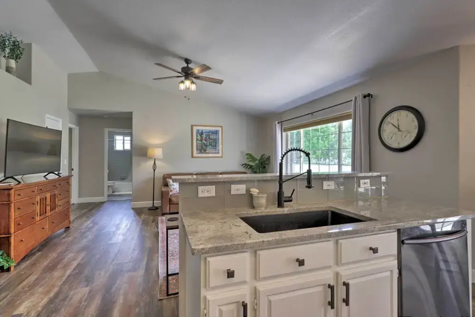 Home w/ Grill ~ 4 Miles to CO National Monument!