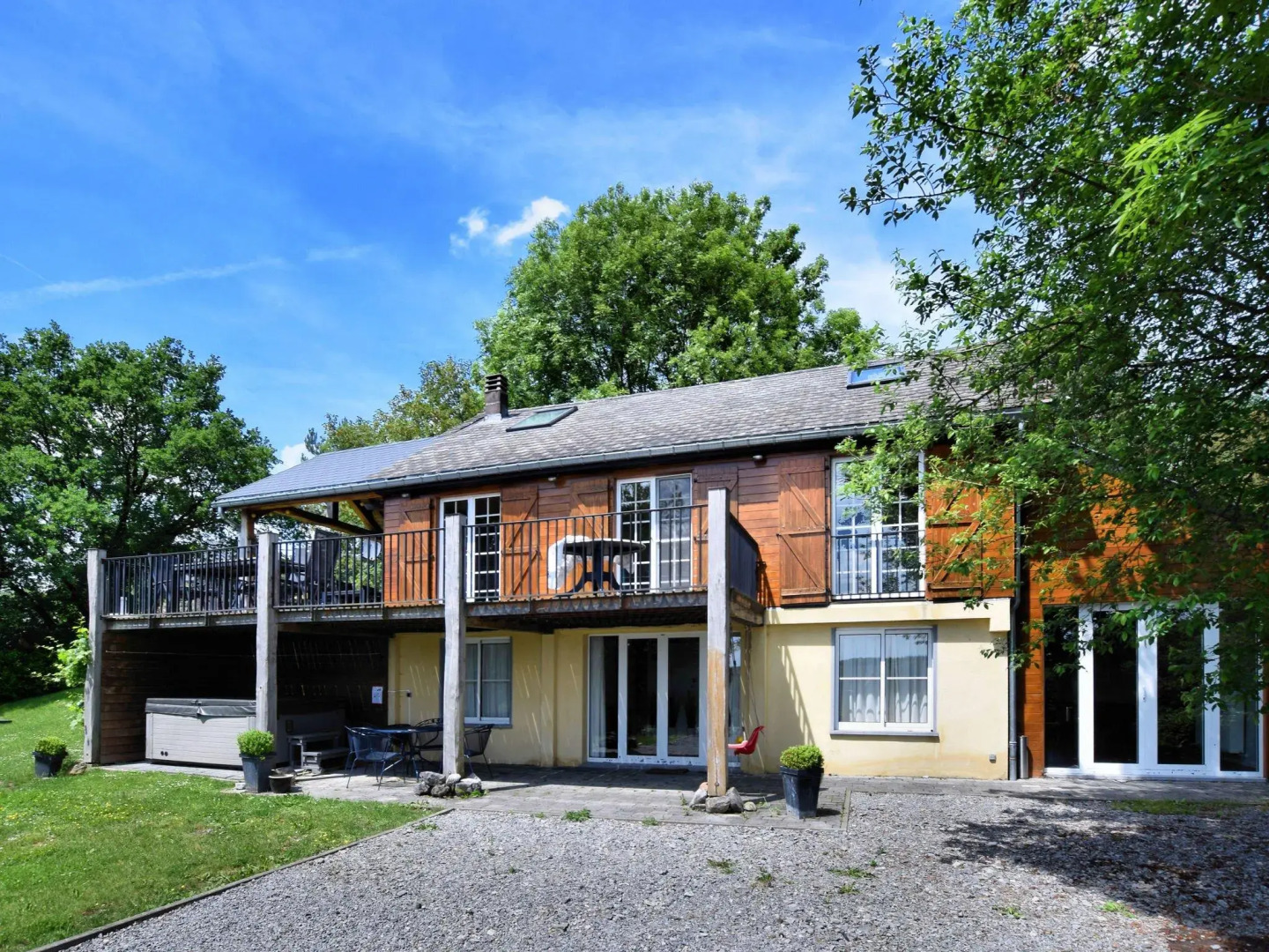 Cozy & Luxurious Chalet with Sauna, Hot Tub, Large Garden, Covered Terrace