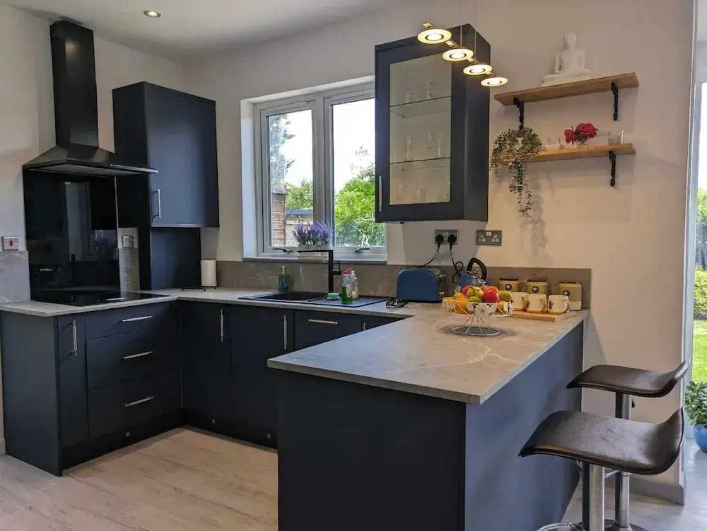 Cozy Cottage Stay - Modern, Cozy, Close to London