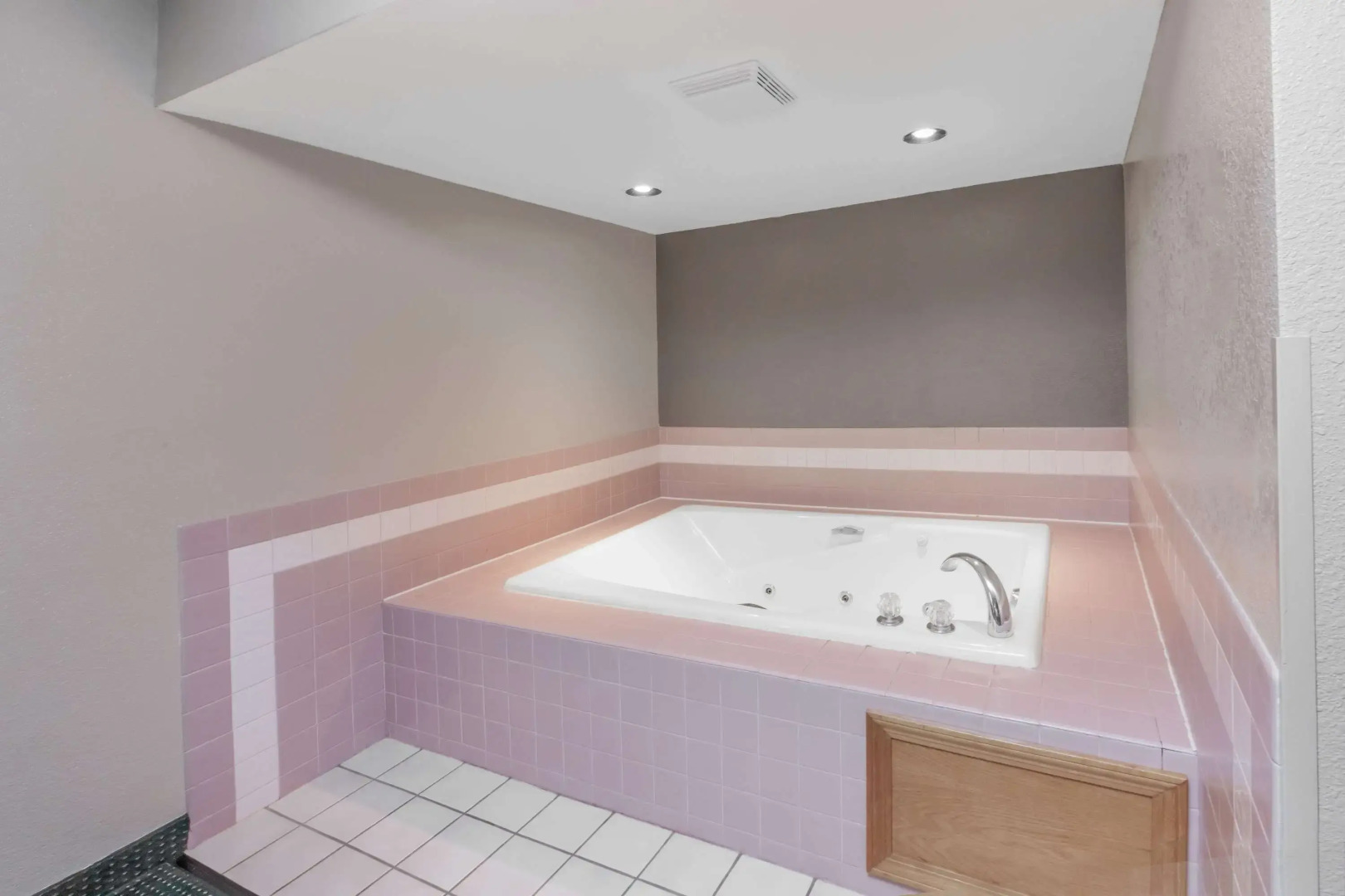 Super 8 by Wyndham Ionia MI