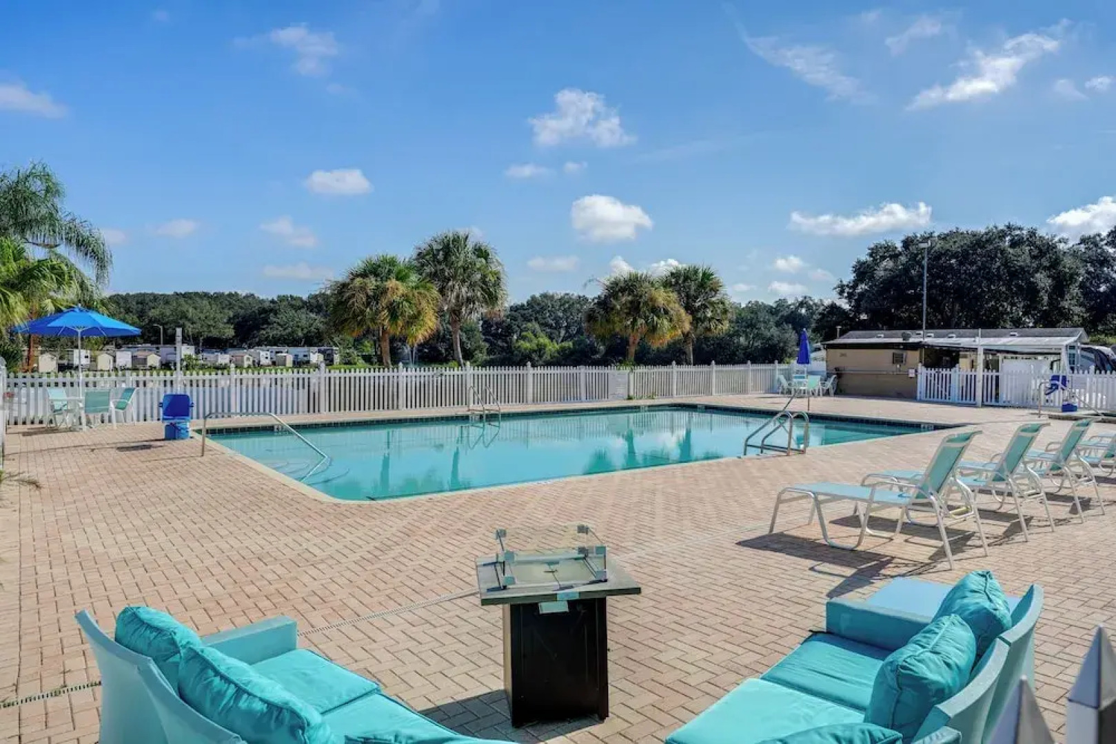 Lakeland Cottage w/ Pool Access + Screened Porch!